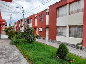 VENDO CASA de 72m2 más Patio, sector Mitad del Mundo