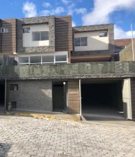 CASA CON PISCINA, 4 DORMITORIOS C/baño, JARDIN, URBANIZACION CERRADA, AL NORTE AV. ELOY ALFARO