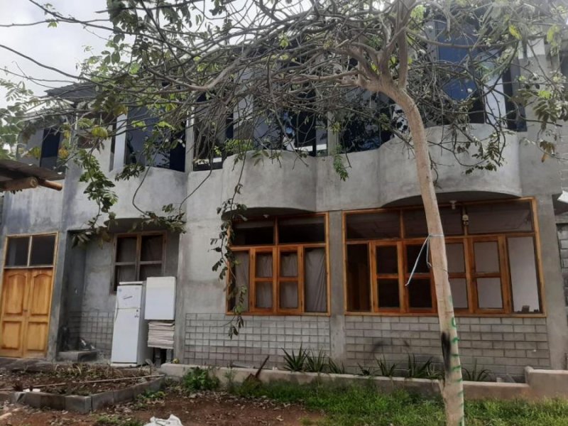 CASA PERFECTA PARA VIVIR EN GALAPAGOS 652 m2 con 2 doemitorios y edificio 2 pisos 2 baños y bodega