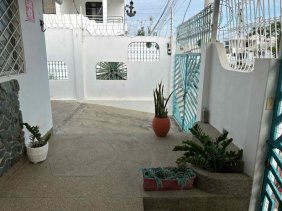 VENTA DE BONITA CASA ESQUINERA, AMOBLADA Y  DE UNA PLANTA EN SALINAS